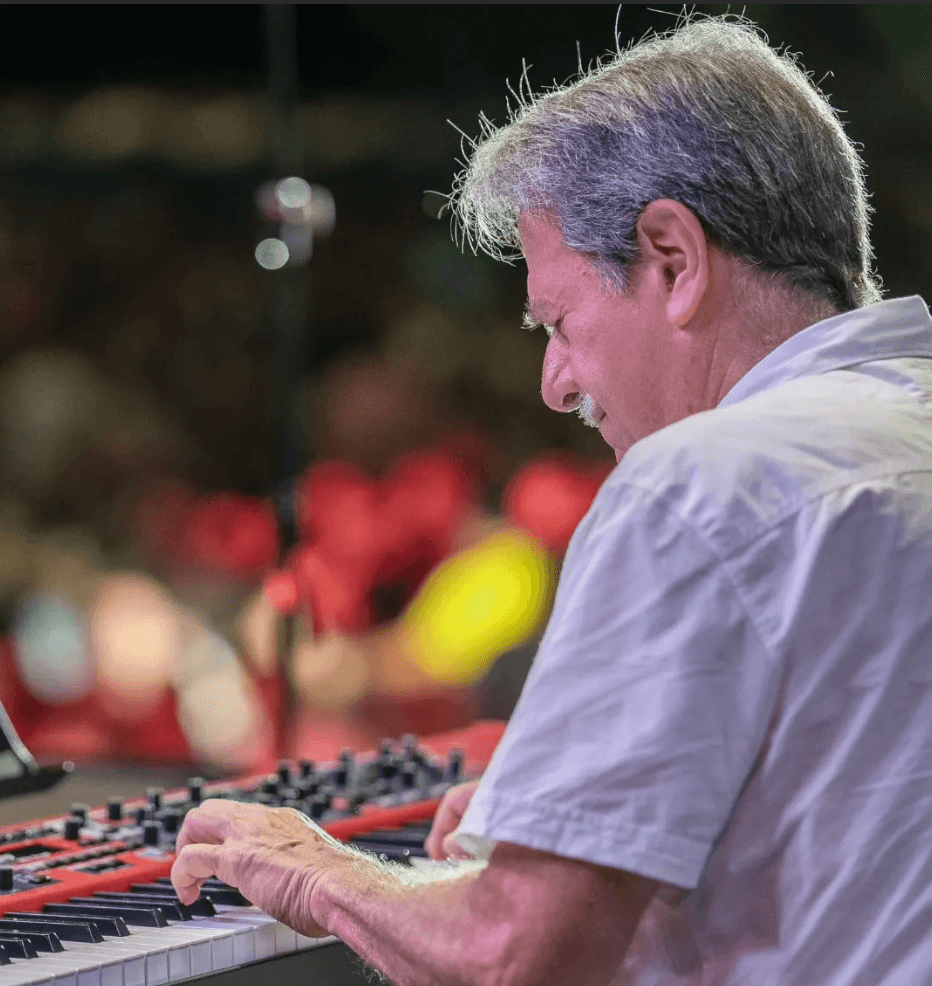 Swing en el Teatro Santander con los cuarenta años jazzísticos de Óscar Acevedo - Revista Enredarte