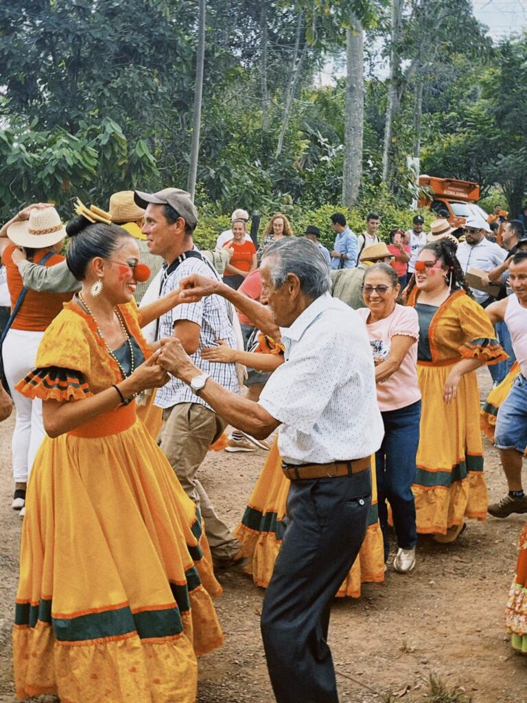 Compañía Dante se lleva de fiesta a “Pueblo Arrecho Clown” a las zonas rurales - Revista Enredarte