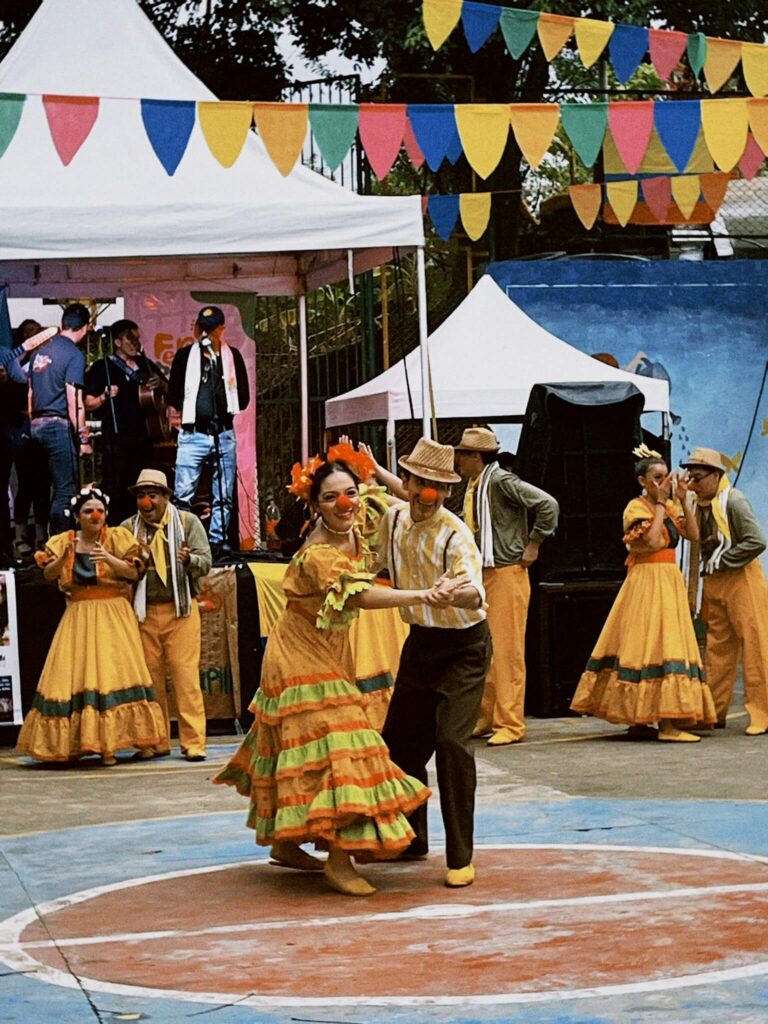 Compañía Dante se lleva de fiesta a “Pueblo Arrecho Clown” a las zonas rurales - Revista Enredarte