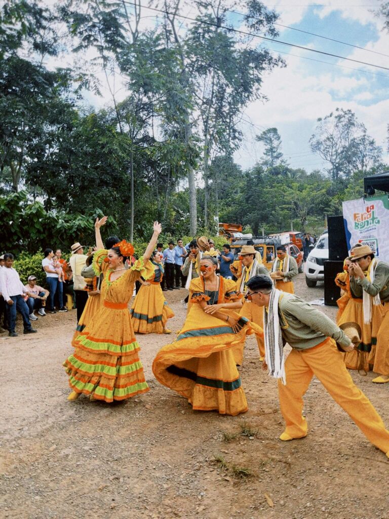 Compañía Dante se lleva de fiesta a “Pueblo Arrecho Clown” a las zonas rurales - Revista Enredarte